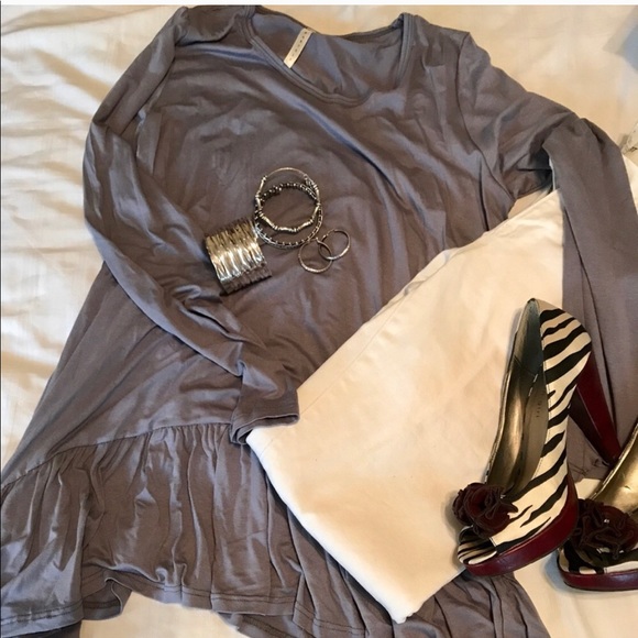 Gray ruffle tunic. Light and adorable - Picture 4 of 4